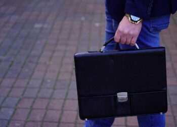 Borse da lavoro per uomo: stile, funzionalità ed eleganza professionale