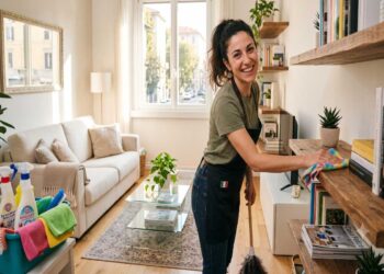 Casa splendente senza stress: La guida pratica e veloce per pulire ogni stanza